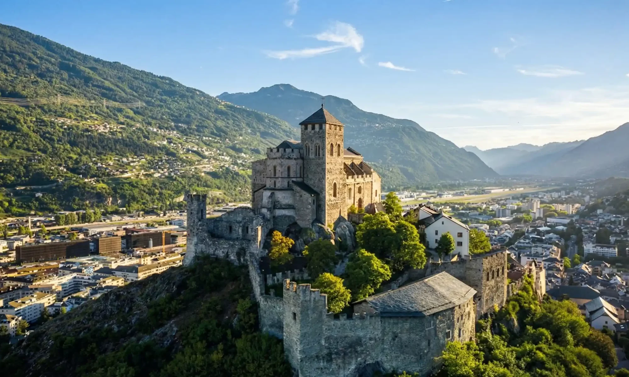 Où manger à Sion — vue sur la vieille ville et le château de Valère