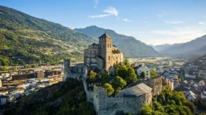 Où manger à Sion — vue sur la vieille ville et le château de Valère